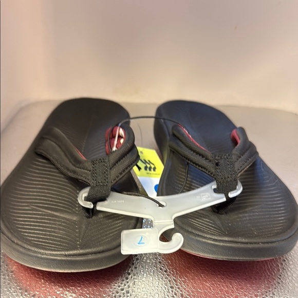 All in Motion Black and Red Men's Flip-Flops - Picture 1 of 6